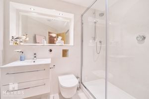 Ensuite - click for photo gallery